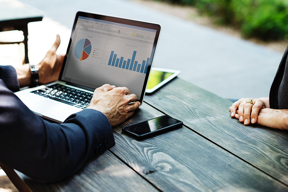 Empresário analisando o site da empresa em um notebook